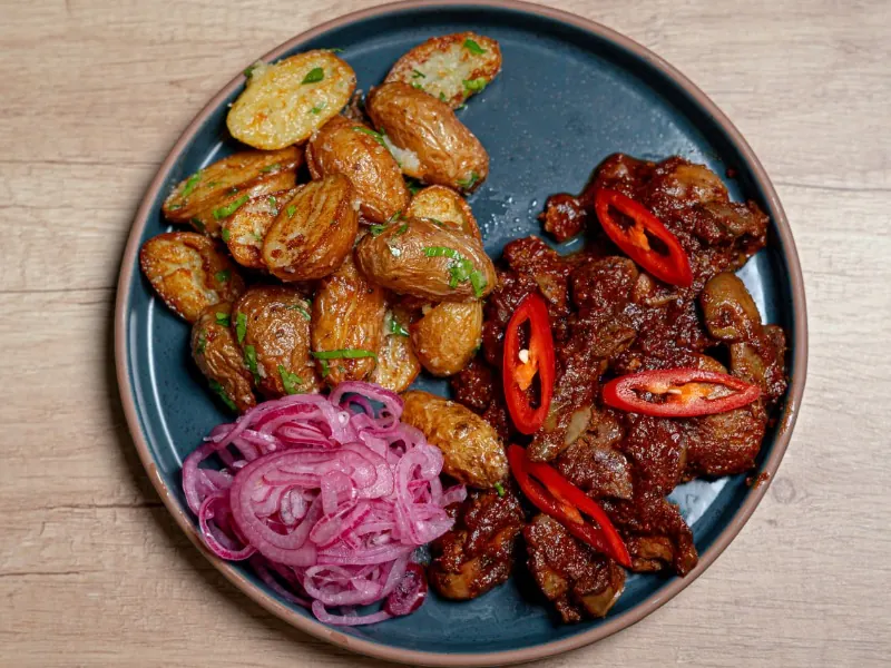 Печінка куряча з картоплею по-селянськи — Offside Pub
